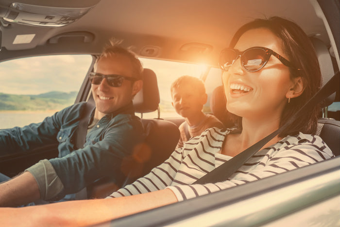 Familie met de auto over de tolweg met hulp van ANWB